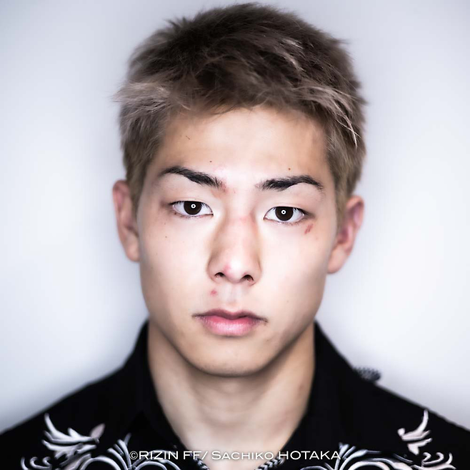 일본 종합격투기 파이터 미우라 고타 2023년 5월 라이진 42 프로필. 고타는 1992년 제10회 아시아축구연맹 아시안컵 최우수선수 미우라 가즈요시의 둘째 아들이다. 사진=RIZIN FF