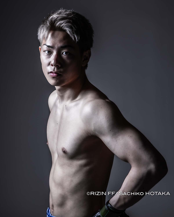 일본 종합격투기 파이터 미우라 고타 2023년 5월 라이진 42 프로필. 고타는 1992년 제10회 아시아축구연맹 아시안컵 최우수선수 미우라 가즈요시의 둘째 아들이다. 사진=RIZIN FF