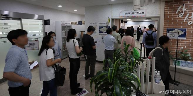 [서울=뉴시스] 조수정 기자 = 제21대 대통령선거 사전투표 둘째날인 30일 오후 서울 강남구 삼성2동 주민센터에 마련된 사전투표소에서 유권자들이 투표를 하기 위해 줄서 기다리고 있다. 이날 오후 4시 기준(전날 포함 누계) 사전투표율 31.38%로 집계됐다. 2025.05.30. chocrystal@newsis.com /사진=조수정