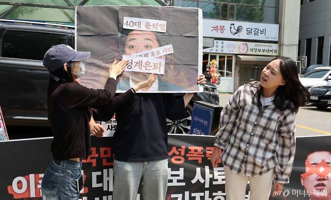 (서울=뉴스1) 장수영 기자 = 한국대학생진보연합이 29일 오후 서울 여의도 개혁신당 당사 앞에서 '대국민 언어 성폭력한 이준석 개혁신당 대통령 후보 사퇴 촉구 기자회견'을 갖고 이 후보 사진에 비판 문구를 붙이고 있다. 2025.5.29/뉴스1  Copyright (C) 뉴스1. All rights reserved. 무단 전재 및 재배포,  AI학습 이용 금지. /사진=(서울=뉴스1) 장수영 기자