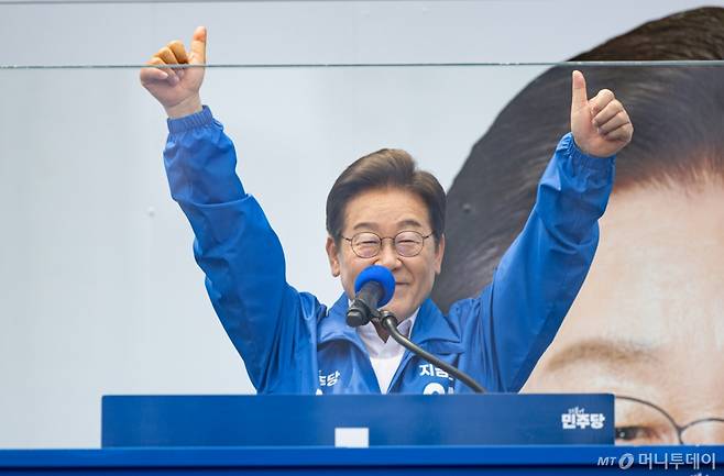 (평택=뉴스1) 이재명 기자 = 이재명 더불어민주당 대통령 후보가 31일 오후 경기도 평택시 배다리생태공원에서 시민들에게 지지를 호소하고 있다. 2025.5.31/뉴스1 Copyright (C) 뉴스1. All rights reserved. 무단 전재 및 재배포, AI학습 이용 금지. /사진=(평택=뉴스1) 이재명 기자