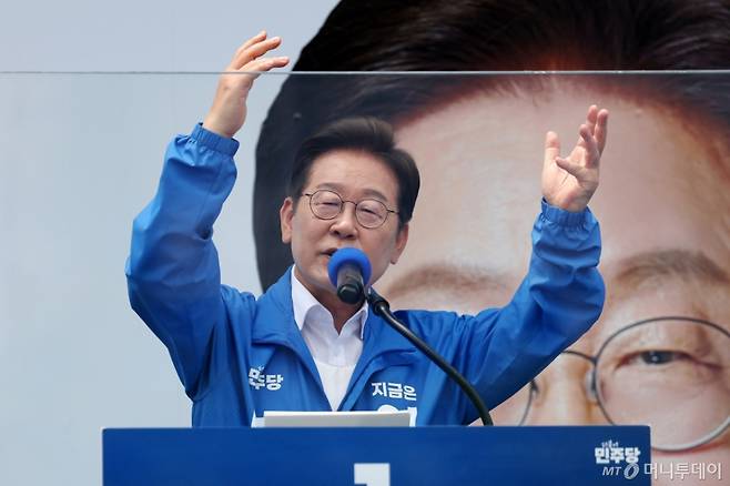 [평택=뉴시스] 조성우 기자 = 이재명 더불어민주당 대선후보가 31일 오후 경기 평택시 배다리생태공원에서 열린 유세에서 연설을 하고 있다. 2025.05.31. xconfind@newsis.com /사진=조성우