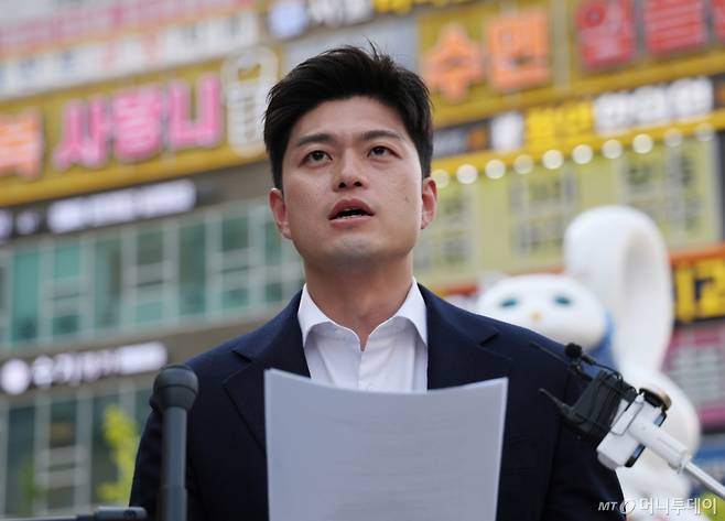 (화성=뉴스1) 김영운 기자 = 김용태 국민의힘 비상대책위원장이 30일 오후 경기 화성시 동탄역 인근에서 사전투표 관련 긴급기자회견을 하고 있다. 2025.5.30/뉴스1  Copyright (C) 뉴스1. All rights reserved. 무단 전재 및 재배포,  AI학습 이용 금지. /사진=(화성=뉴스1) 김영운 기자