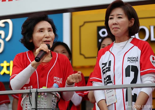 (서울=뉴스1) 오대일 기자 = 김문수 국민의힘 대통령 후보 부인 설난영 여사가 31일 오후 서울 동작구 중앙대병원 앞 삼거리에서 열린 유세에서 나경원 공동선대위원장 등 참석자들과 지지를 호소하고 있다. 2025.5.31/뉴스1  Copyright (C) 뉴스1. All rights reserved. 무단 전재 및 재배포,  AI학습 이용 금지. /사진=(서울=뉴스1) 오대일 기자