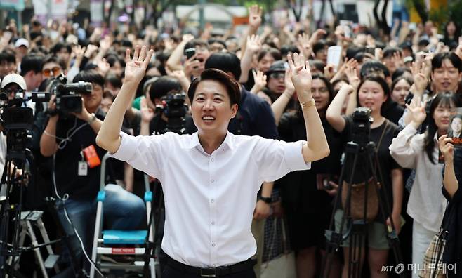 이준석 개혁신당 대통령 후보가 제21대 대통령 선거를 사흘 앞둔 31일 오후 경기 안양시 평촌로데오거리에서 열린 유세에서 막판 지지를 호소하고 있다. 2025.5.31/뉴스1  Copyright (C) 뉴스1. All rights reserved. 무단 전재 및 재배포,  AI학습 이용 금지. /사진=(안양=뉴스1) 오대일 기자