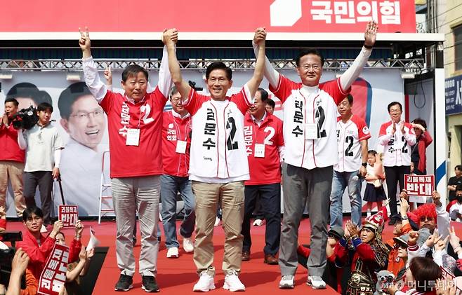 (홍천=뉴스1) 김민지 기자 = 김문수 국민의힘 대통령 후보가 31일 오전 강원 홍천군 꽃뫼공원에서 유세를 하고 있다. 2025.5.31/뉴스1 Copyright (C) 뉴스1. All rights reserved. 무단 전재 및 재배포, AI학습 이용 금지. /사진=(홍천=뉴스1) 김민지 기자