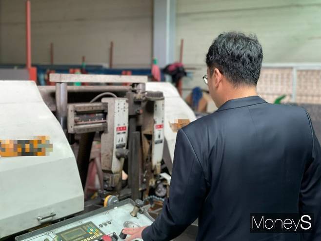 중소 스테인리스업체 사장인 김진택씨(가명·43)가 지난 4월27일 서울 영등포구에 위치한 자신의 사업장을 둘러보고 있다. / 사진=이한듬 기자