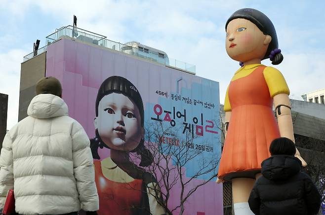 넷플릭스 한국 드라마 '오징어 게임' 시즌2가 올 초 미국에서 가장 많이 시청된 TV시리즈 1위를 차지해 화제다. 사진은 지난해 12월29일 서울 종로구 광화문광장에서 넷플릭스 오리지널시리즈 '오징어 게임' 시즌2 광고와 '영희'의 대형 조형물이 설치된 모습. /사진=뉴스1
