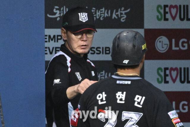 17일 서울 잠실야구장에서 열린 '2025 신한 SOL BANK KBO리그' KT 위즈와 LG 트윈스 더블헤더 1차전 경기. KT 안현민이 9회초 1사 1-2루에 쓰리런을 친 뒤 이강철 감독과 하이파이브를 하고 있다./마이데일리