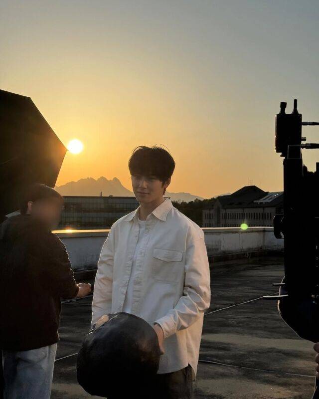 차은우가 노을지는 옥상에서 아련한 눈빛을 뽐냈다. / 차은우 인스타그램 캡처