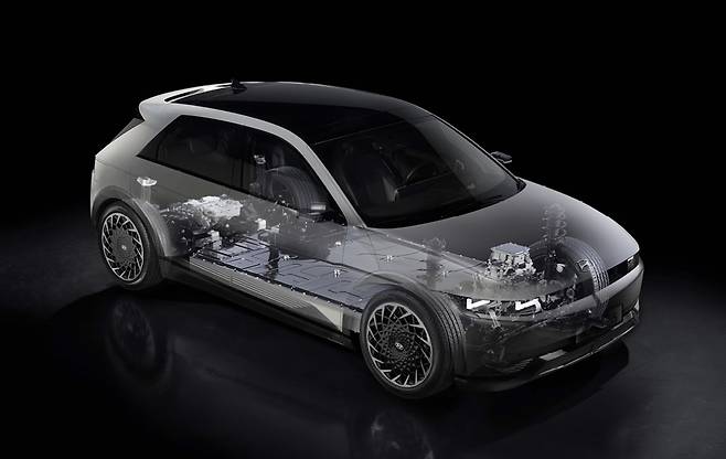 SK온 배터리셀이 탑재된 현대차 순수 전기차 아이오닉 5 투명도 [HMG저널 캡처]