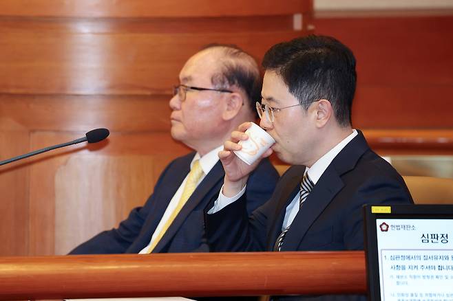 손준성 대구고검 차장(검사장)이 지난 13일 서울 종로구 헌법재판소에서 열린 고발사주 의혹 탄핵심판 첫 정식 변론기일에 출석해 물 마시고 있다. [연합]