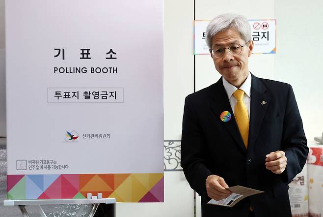 권영국 민주노동당 대선 후보. 사진은 권 후보가 제21대 대통령선거 사전투표 첫날인 29일 오전 전남 여수시 주암마을회관에 마련된 사전투표소에서 투표하는 모습. [연합]