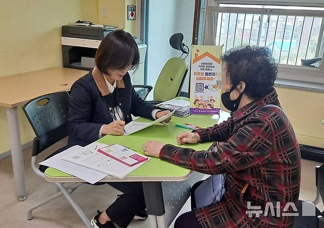 [안양=뉴시스] 안양시가 치매 예방에 주력하는 가운데 '찾아가는 치매 조기 검진' 현장을 찾은 한 사회복지사가 상담에 나서고 있다.(사진=안양시 제공) 2025.05.18. photo@newsis.com.