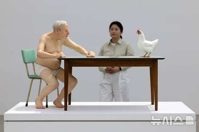 [서울=뉴시스] 박진희 기자 = 국립현대미술관 론 뮤익(Ron Mueck)의 개인전. '치킨 / 맨'. 2025.04.10. pak7130@newsis.com