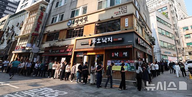 [서울=뉴시스] 이영환 기자 = 시민들이 제21대 대통령 선거 사전투표 첫날인 29일 오전 서울 중구 소공동주민센터에 마련된 사전투표소에서 투표를 하기 위해 대기하고 있다. 2025.05.29.  20hwan@newsis.com