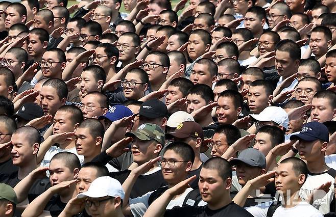 [논산=뉴시스] 김명년 기자 = 26일 오후 충남 논산 육군훈련소에서 열린 현역병 입영 행사에서 입영장정들이 경례하고 있다. 2025.05.26. kmn@newsis.com