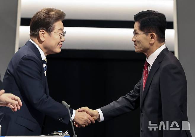[서울=뉴시스] 국회사진기자단 = 23일 서울 영등포구 KBS본관 스튜디오에서 열린 중앙선거방송토론위원회 주관 제21대 대통령선거 2차 후보자 토론회 시작에 앞서 이재명(왼쪽) 더불어민주당 후보와 김문수 국민의힘 후보가 악수하는 모습. 2025.05.23. photo@newsis.com