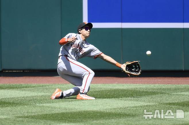 [워싱턴=AP/뉴시스] 샌프란시스코 자이언츠의 이정후가 25일(현지 시간) 워싱턴 내셔널스 파크에서 열린 2025 메이저리그 워싱턴 내셔널스와의 경기 2회 말 수비하고 있다. 이정후는 이날 4타수 1안타로 6경기 연속 안타를 기록했고 팀은 3-2로 승리했다. 2025.05.25.