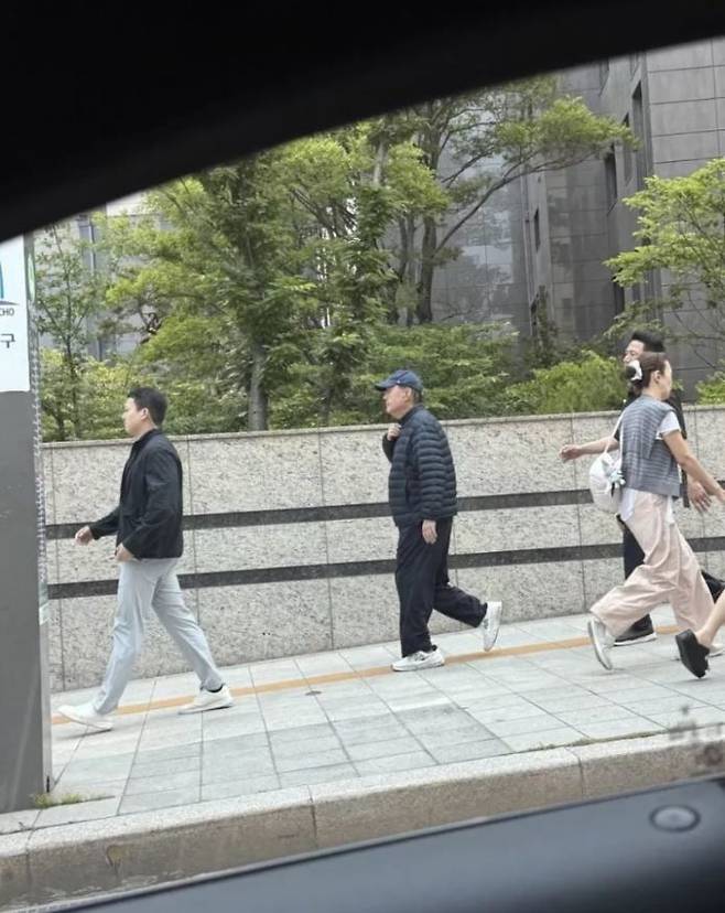 [뉴시스] 30일 한 온라인 커뮤니티에는 '최근 길에서 발견된 윤석열'이라는 제목의 글과 함께 사진 한 장이 올라왔다. (사진=온라인 커뮤니티) *재판매 및 DB 금지