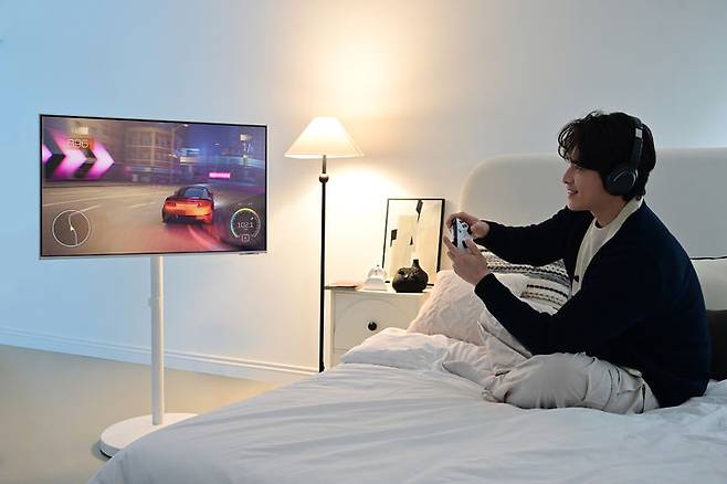 [서울=뉴시스]삼성전자 모델이 별도의 기기없이 인터넷만 연결되면 모니터에서 OTT와 같은 다양한 콘텐츠를 즐길 수 있는 삼성전자 스마트 모니터에 무빙스탠드를 결합한 무빙스타일을 체험하고 있다. (사진=삼성전자 제공) photo@newsis.com *재판매 및 DB 금지