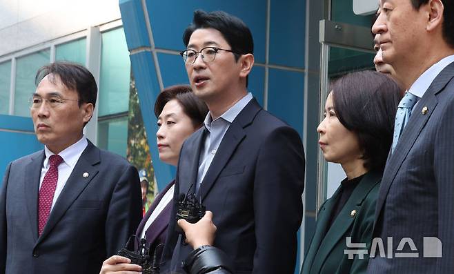 [서울=뉴시스] 추상철 기자 = 주진우 국민의힘 법률자문위원장이 31일 오후 서울 종로구 서울경찰청 앞에서 이재명 더불어민주당 대표, 방송인 김어준씨 등 72인에 대한 '내란음모(예비적: 내란선전·선동) 혐의 형사 고발장'을 접수 한 후 기자회견을 하고 있다. 2025.03.31. scchoo@newsis.com