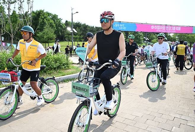 [서울=뉴시스]31일 '제2회 쉬엄쉬엄 한강 3종 축제' 자전거 종목 참가한 오세훈 서울시장.