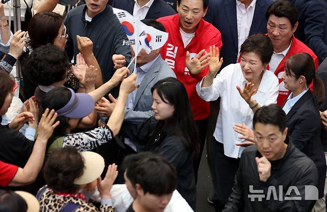 [대구=뉴시스] 이무열 기자 = 박근혜 전 대통령이 31일 대구 중구 서문시장에서 김문수 국민의힘 대선 후보 지원 유세를 하고 있다. 2025.05.31. lmy@newsis.com