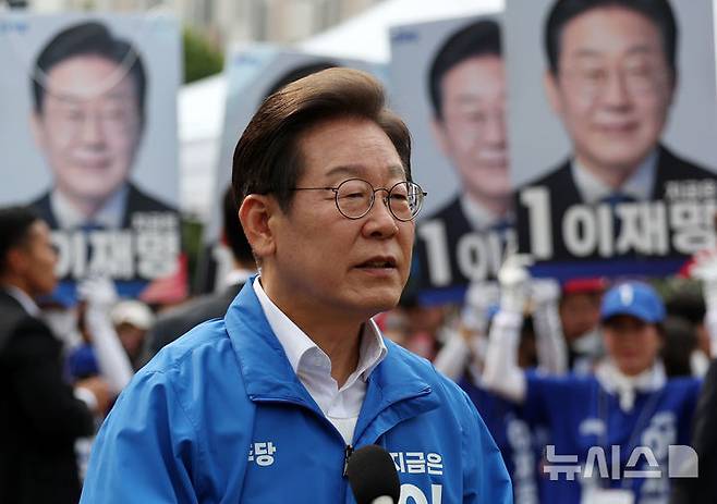 [청주=뉴시스] 조성우 기자 = 31일 오후 충북 청주시 오창프라자1 앞 광장에서 열린 이재명 더불어민주당 대선후보 집중유세를 마치고 백브리핑하고 있다. 2025.05.31. xconfind@newsis.com