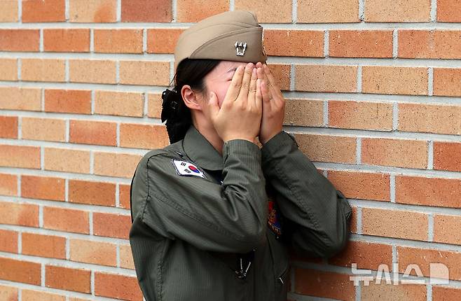 [포항=뉴시스] 이무열 기자 = 30일 경북 포항시 남구 해군 항공사령부 체육관에 마련된 해군 P-3CK 917호기 순직자 합동분향소에서 순직 해군의 한 동료가 조문을 마치고 눈물을 흘리고 있다. 2025.05.30. lmy@newsis.com