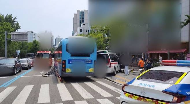 [부산=뉴시스] 31일 오후 부산 동래구의 한 교차로에서 2차로를 달리던 사설 구급차가 1차선 버스전용차로로 들어가기 위해 차선을 변경하던 중 시내버스와 부딪혔다. (사진=부산경찰청 제공) 2025.05.31. photo@newsis.com  *재판매 및 DB 금지