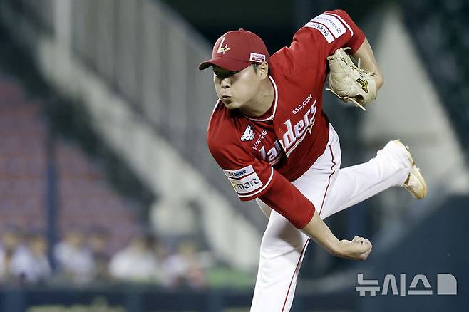 [서울=뉴시스] 최동준 기자 = 20일 서울 송파구 잠실야구장에서 열린 2025 KBO리그 SSG 랜더스와 두산 베어스의 경기, SSG 선발 전영준이 역투하고 있다. 2025.05.20. photocdj@newsis.com