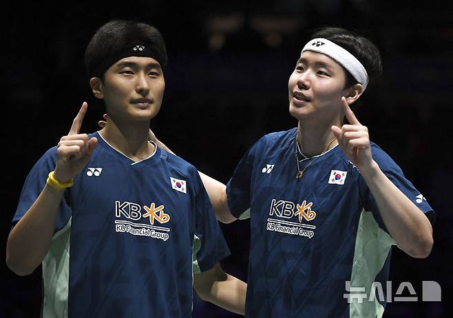 [버밍엄=AP/뉴시스] 서승재(오른쪽)와 김원호가 16일(현지 시간) 영국 버밍엄의 유틸리타 아레나에서 열린 세계배드민턴연맹(BWF) 전영오픈 남자복식에서 우승한 후 세리머니하고 있다. 서승재-김원호는 결승에서 레오 롤리 카르난도-바가스 마울라나 조(인도네시아)를 2-0(21-19 21-19)으로 꺾고 13년 만에 전영오픈에서 우승했다. 2025.03.17.