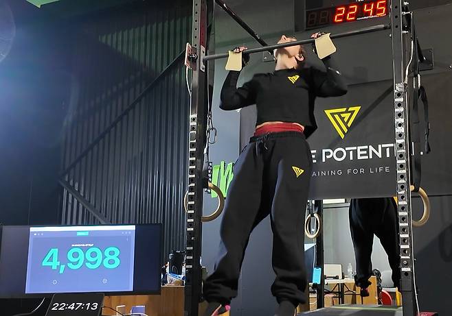 '24시간 안에 가장 많은 턱걸이를 한 여성' 올리비아 빈슨 [기네스월드레코드 유튜브 캡처]