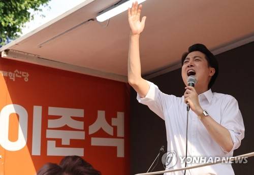 이준석 후보의 지지 호소 (서울=연합뉴스) 임화영 기자 = 개혁신당 이준석 대선 후보가 제21대 대통령선거 사전투표 첫날인 29일 서울 성북구 안암역 인근에서 열린 유세에서 지지를 호소하고 있다. 2025.5.29 hwayoung7@yna.co.kr