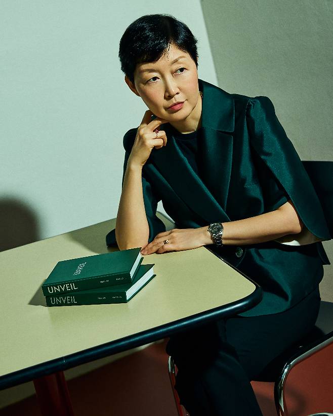 신간 '언베일'-우리가 사랑하는 명품의 비밀(세이코리아)의 저자 이윤정 작가. 사진 백승조
