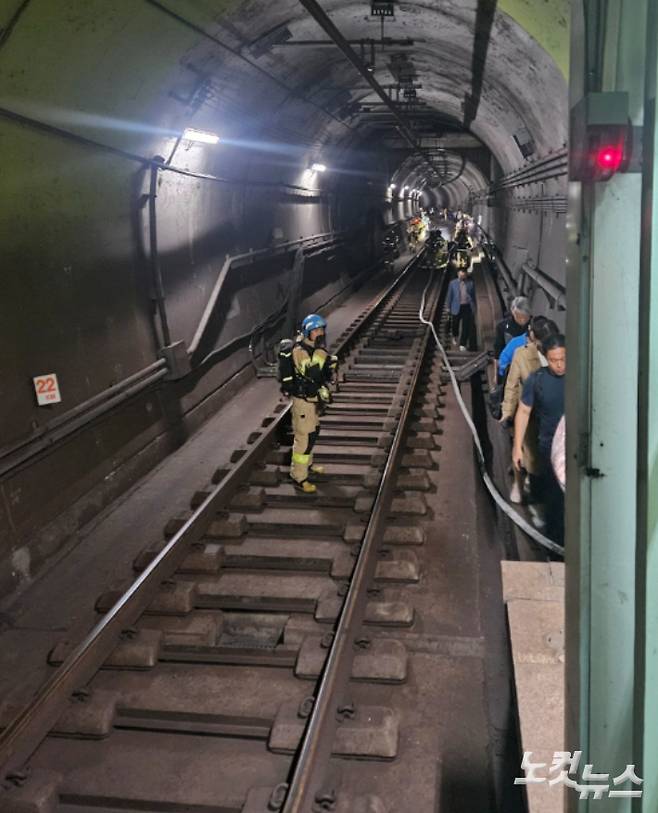 31일 선로를 따라 승객들이 이동하고 있는 모습. 독자 제공