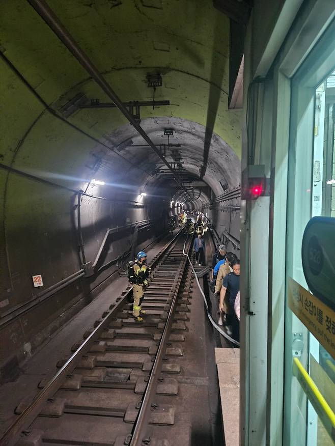 31일 승객들이 선로를 따라 대피하고 있다. 독자 제공
