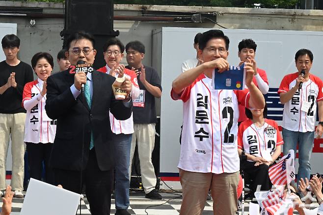 '120원'이 적힌 커피잔과 '법인카드'가 적힌 종이를 찢는 퍼포먼스를 하고 있는 국민의힘 김문수 대선 후보와 새미래민주당 전병헌 대표. 전영래 기자