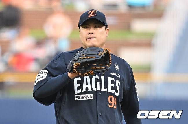 [OSEN=창원, 이석우 기자] 30일 창원NC파크에서 2025 신한 SOL 뱅크 KBO 리그 NC 다이노스와 한화 이글스의 경기가 열렸다. 홈팀 NC는 라일리가, 방문팀 한화는 류현진이 선발 출전했다. 한화 이글스 선발투수 류현진이 1회초 1실점하고 아쉬워하고 있다. 2025.05.30 / foto0307@osen.co.kr
