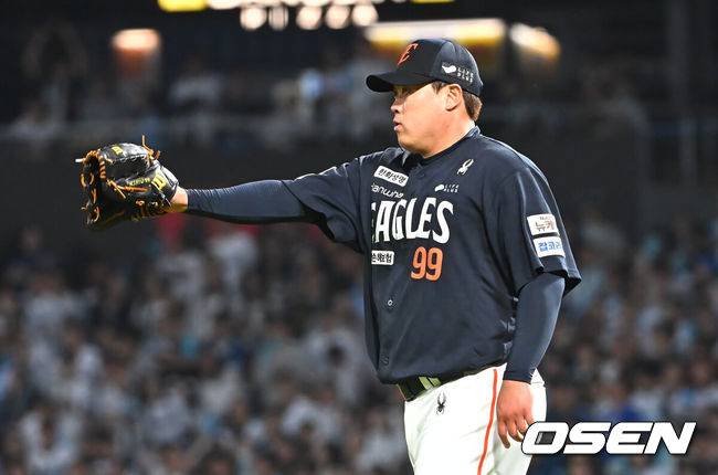 [OSEN=창원, 이석우 기자] 30일 창원NC파크에서 2025 신한 SOL 뱅크 KBO 리그 NC 다이노스와 한화 이글스의 경기가 열렸다. 홈팀 NC는 라일리가, 방문팀 한화는 류현진이 선발 출전했다. 한화 이글스 류현진이 6회말 무사 1루 NC 다이노스 김주원을 3루수 병살로 잡고 환호하고 있다. 2025.05.30 / foto0307@osen.co.kr