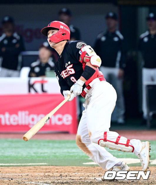 [OSEN=수원, 최규한 기자] 30일 수원 KT위즈파크에서 ‘2025 신한 SOL Bank KBO리그’ KT 위즈와 KIA 타이거즈의 경기가 열렸다.홈팀 KT는 헤이수스, 방문팀 KIA는 김도현을 선발로 내세웠다.8회초 2사 주자없는 상황 KIA 윤도현이 추격의 좌월 솔로포를 날리고 있다. 2025.05.30 / dreamer@osen.co.kr