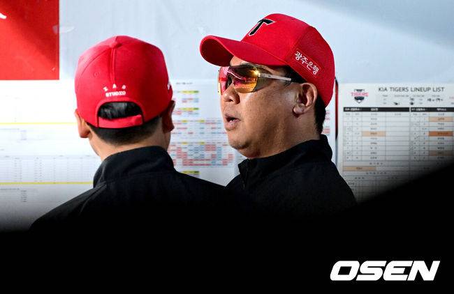 [OSEN=수원, 최규한 기자] 30일 수원 KT위즈파크에서 ‘2025 신한 SOL Bank KBO리그’ KT 위즈와 KIA 타이거즈의 경기가 열렸다.홈팀 KT는 헤이수스, 방문팀 KIA는 김도현을 선발로 내세웠다.8회말 수비 때 KIA 이범호 감독이 그라운드를 주시하고 있다. 2025.05.30 / dreamer@osen.co.kr