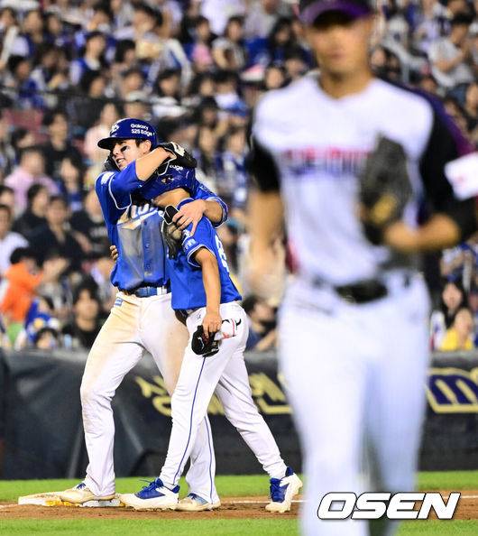 [OSEN=잠실, 지형준 기자] 30일 오후 서울 잠실구장에서 ‘2025 신한 SOL Bank KBO리그’ LG 트윈스와 삼성 라이온즈의 경기가 열렸다.이날 LG는 엘리에이저 에르난데스, 삼성은 이승현을 선발투수로 내세웠다.8회초 공격을 마치고 삼성 김영웅이 2사 만루에서 2타점 우전 적시타를 날린 양도근을 안아주고 있다. 2025.05.30 /jpnews@osen.co.kr