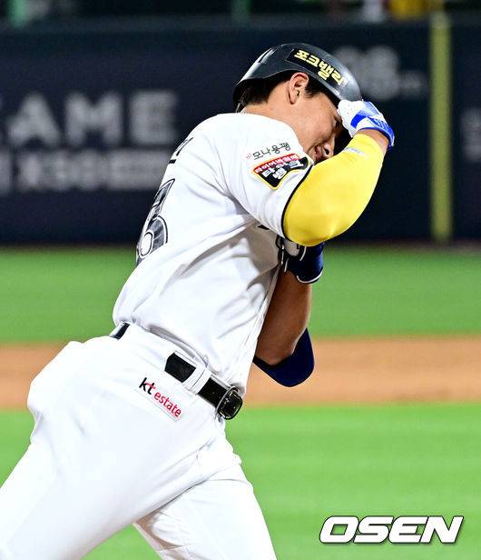 [OSEN=수원, 최규한 기자] 30일 수원 KT위즈파크에서 ‘2025 신한 SOL Bank KBO리그’ KT 위즈와 KIA 타이거즈의 경기가 열렸다.홈팀 KT는 헤이수스, 방문팀 KIA는 김도현을 선발로 내세웠다.5회말 무사 선두타자로 나선 KT 안현민이 달아나는 중월 솔로포를 날리고 그라운드를 돌며 기뻐하고 있다. 2025.05.30 / dreamer@osen.co.kr