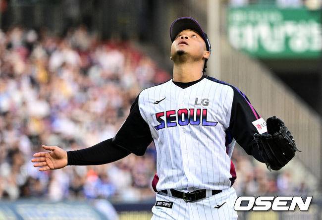 [OSEN=잠실, 지형준 기자] 30일 오후 서울 잠실구장에서 ‘2025 신한 SOL Bank KBO리그’ LG 트윈스와 삼성 라이온즈의 경기가 열렸다.이날 LG는 엘리에이저 에르난데스, 삼성은 이승현을 선발투수로 내세웠다.3회초 수비를 마친 LG 에르난데스가 더그아웃으로 향하고 있다. 2025.05.30 /jpnews@osen.co.kr