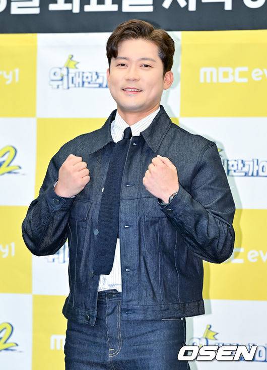 [OSEN=박준형 기자]  8일 오후 서울 상암동 스탠포드호텔에서 MBC에브리원 새 예능 ‘위대한 가이드 시즌2’ 제작발표회가 진행됐다.'위대한 가이드2'는 한국 생활 경험이 풍부한 외국인이 여행객들에게 현지 정보와 숨겨진 명소를 소 개하는 리얼 버라이어티 프로그램으로, 이번 시즌에서는 박명수, 김대호 그리고 최다니엘 세 사람이 아프리카 르완다 방문기를 선보일 예정이다.김대호가 포즈를 취하고 있다.   2025.04.08 / soul1014@osen.co.kr