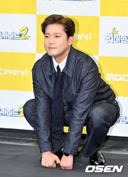 [OSEN=박준형 기자]  8일 오후 서울 상암동 스탠포드호텔에서 MBC에브리원 새 예능 ‘위대한 가이드 시즌2’ 제작발표회가 진행됐다.'위대한 가이드2'는 한국 생활 경험이 풍부한 외국인이 여행객들에게 현지 정보와 숨겨진 명소를 소 개하는 리얼 버라이어티 프로그램으로, 이번 시즌에서는 박명수, 김대호 그리고 최다니엘 세 사람이 아프리카 르완다 방문기를 선보일 예정이다.김대호가 포즈를 취하고 있다.   2025.04.08 / soul1014@osen.co.kr