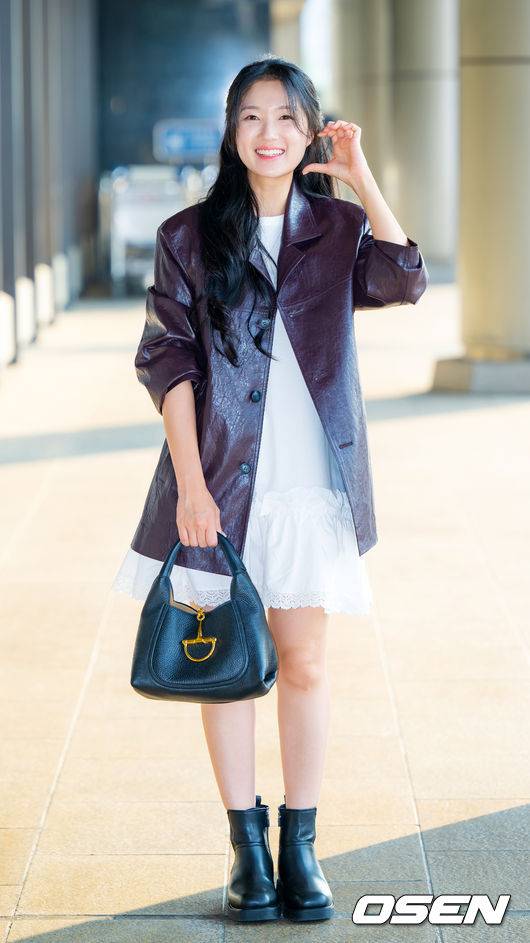 [OSEN=김포공항, 민경훈 기자] 배우 김혜윤이 29일 김포공항을 통해 일본 도쿄로 출국했다. 배우 김혜윤이 일본 K아레나 요코하마에서 열리는 '제2회 아시아 스타 엔터테이너 어워즈'(ASEA 2025)에 참석한다.김혜윤이 입장하며 포즈를 취하고 있다. 2025.05.29 / rumi@osen.co.kr