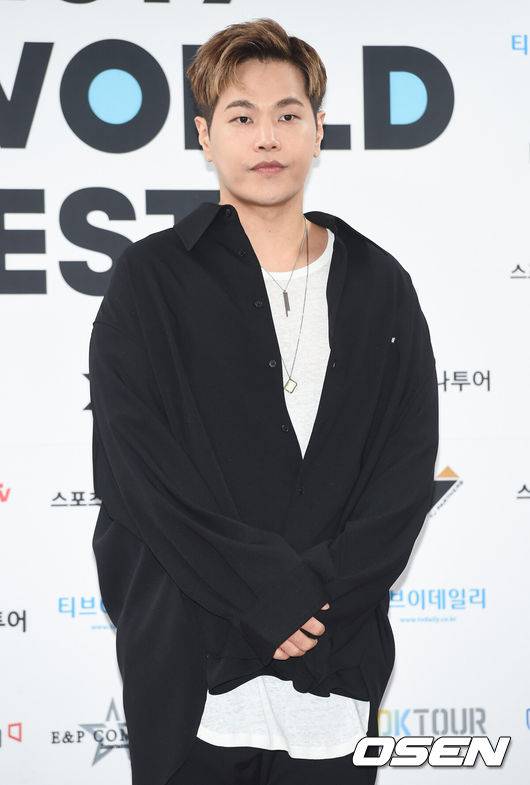 [OSEN=박준형 기자] 18일 오후 서울 송파구 방이동 올림픽공원 SK핸드볼경기장에서 '2019 케이월드 페스타 K-소울 콘서트' 포토월 행사가 진행됐다.나윤권이 포즈를 취하고 있다./ soul1014@osen.co.kr